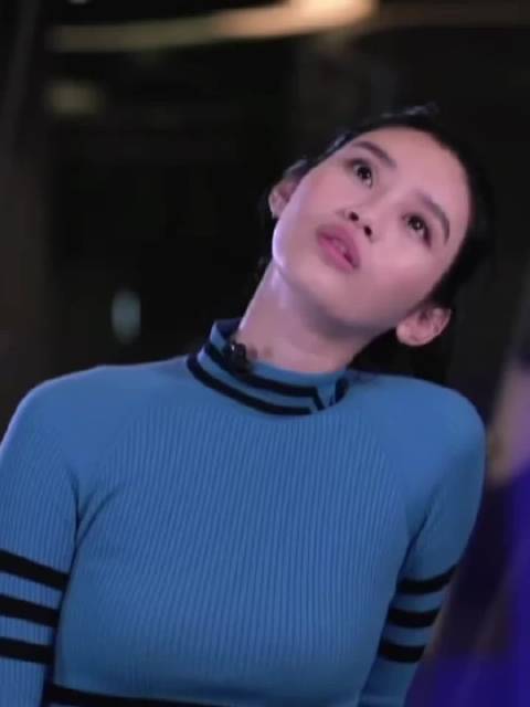 #奚梦瑶说模特不是花瓶#奚梦瑶坦言早年不喜欢模特这份职业，就是因为大家总贴上花瓶标签