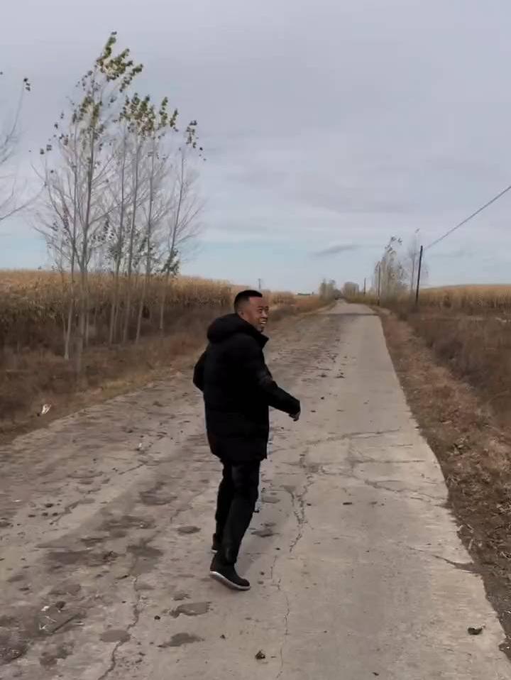 路上撒落好多苞米，刘辉开车沿路捡拾，舍不得浪费一粒粮❗