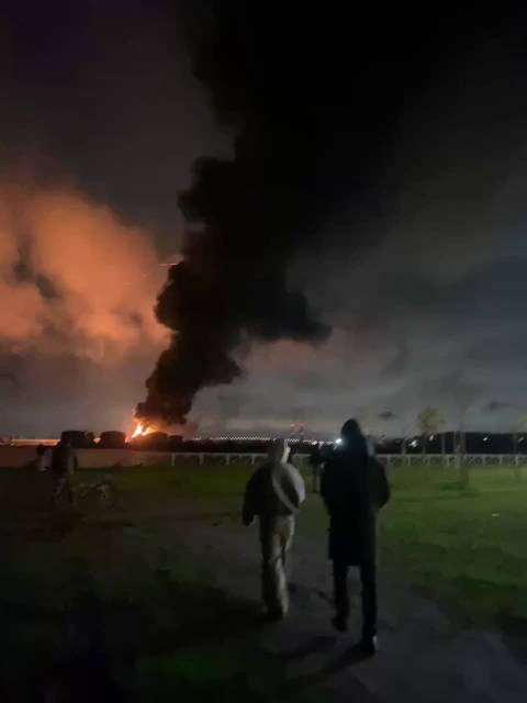夜间，🇷🇺圣彼得堡遭受有史以来最大规模的🇺🇦无人机袭击。袭击已持续整夜，– 俄罗斯媒体报道。 已记录