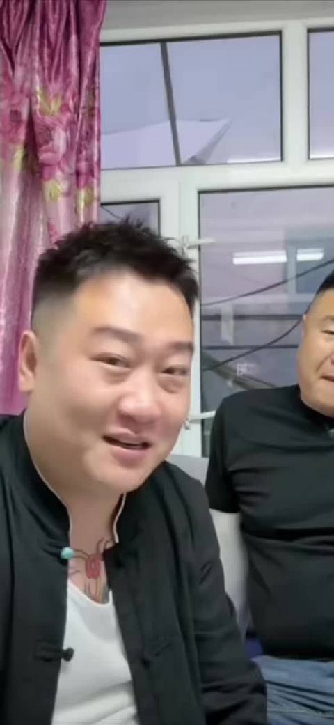 #快手驴家班二驴的[超话]#   二驴的下一步要徒弟们三亚集合 骡子限高 研究绿皮出发、绿皮到不了[