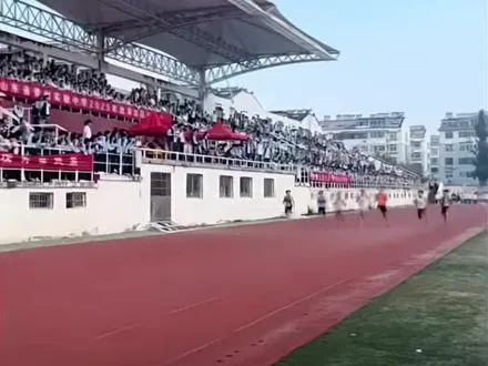 不是不想握，而是太想赢