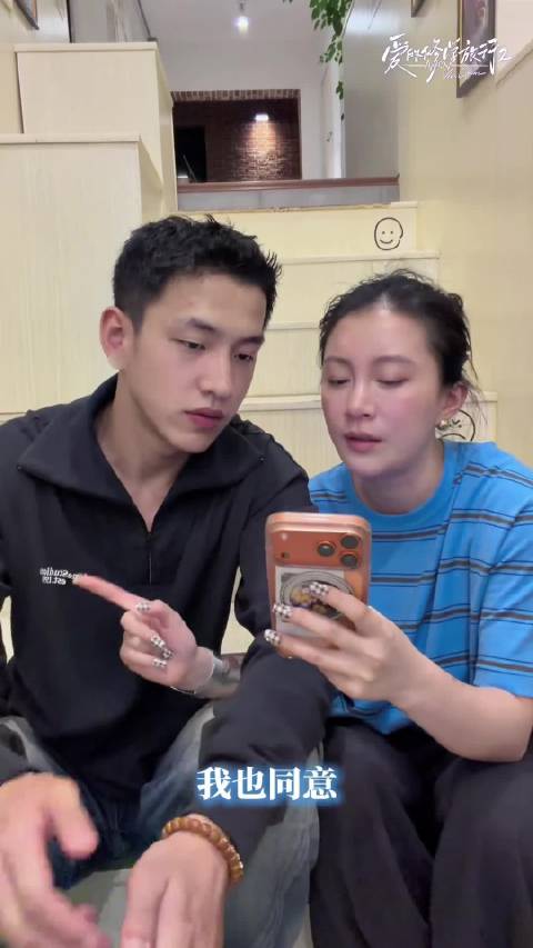 李嘉格恋爱后做长美甲，别说李嘉格这黑白格子美甲还怪好看的  ​​​