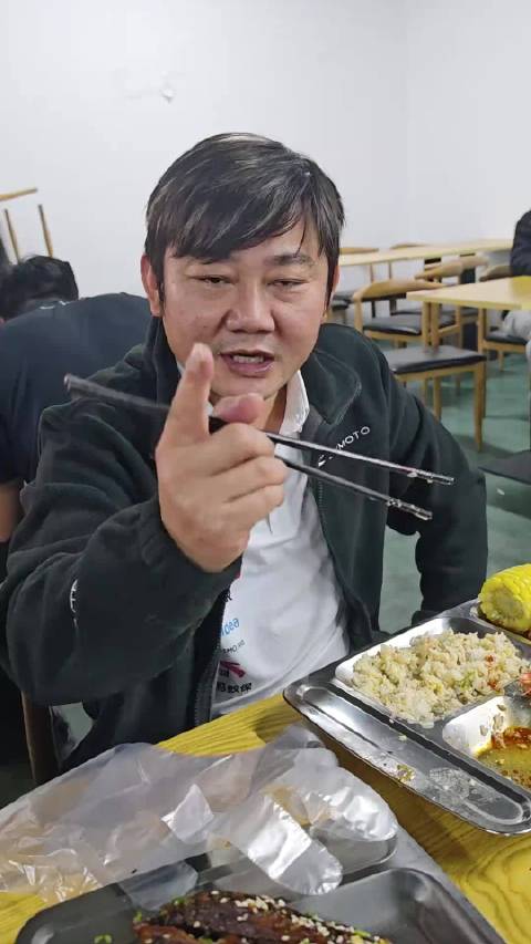 张雪机车工厂米饭的问题解决了，一个老板天天吃工作餐，愿意待在基层和员工谈工作，关心员工吃的米饭好不好
