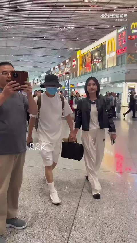 #德子的窝[超话]#  9.#包贝尔出轨风波后首现身#不少关注文娱资讯的网友留意到包贝尔风波过后的首