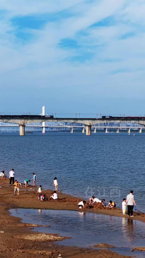 #秋天去南昌马咀山看海#南昌不靠海，但秋天去马咀山生态公园就能看到“海”——赣江水面一望无垠，海滨氛