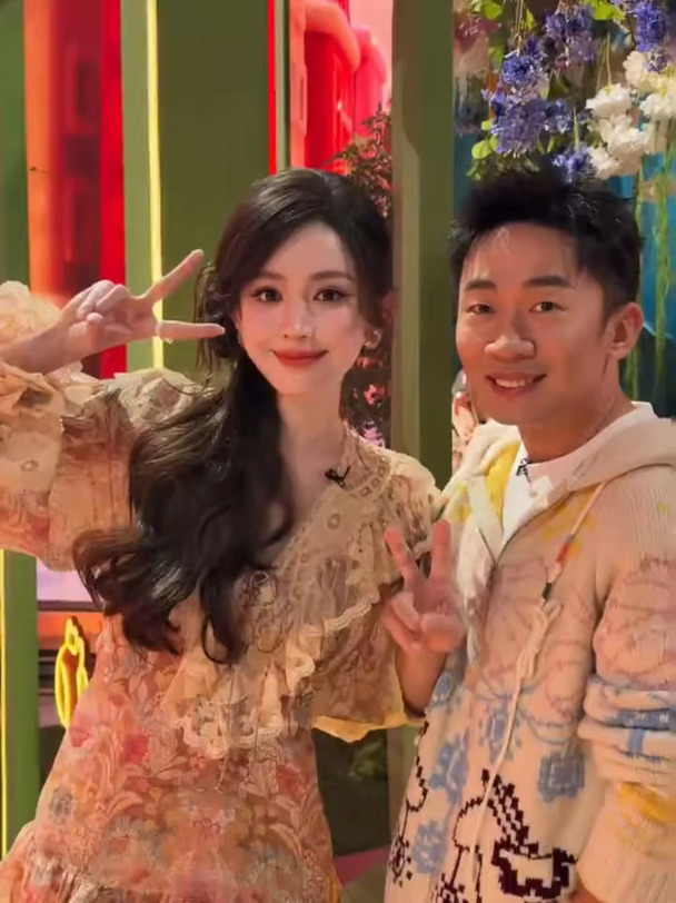 娜扎这张图给杨迪都显得挺帅的