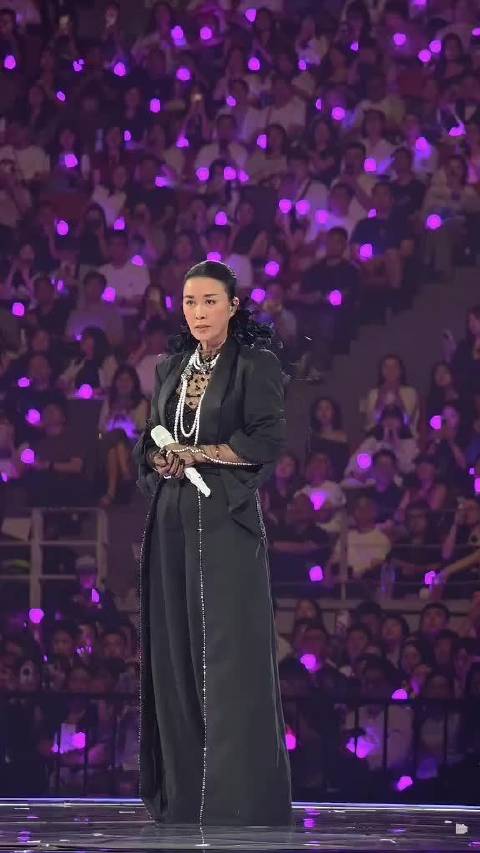 #那英临时申请弯弯的月亮演唱版权#那英性情中人，即使罚款她也会唱吧，是临时加的，悼念良师益友刘欢老师