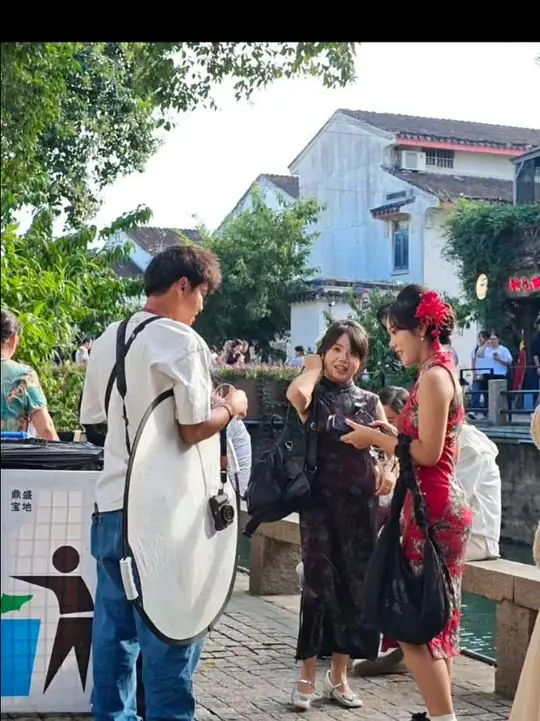 逛山塘街，从白日热闹待到暮色降临🏮 随处可见汉服、旗袍，满眼国风。 站在桥上，看流水摇橹船。 有美景