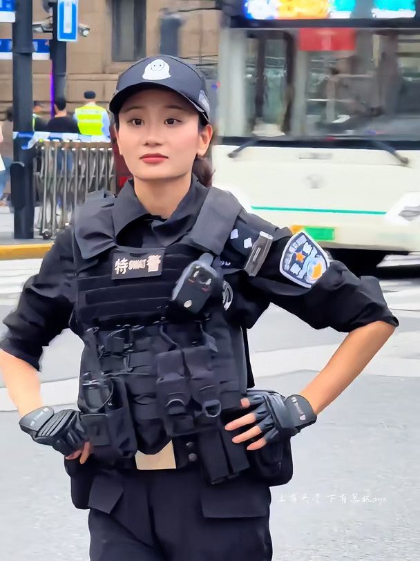 国庆节的上海滩，漂亮的女特警钱警官又来执勤了#外滩女特警 #英姿飒爽#上海外滩