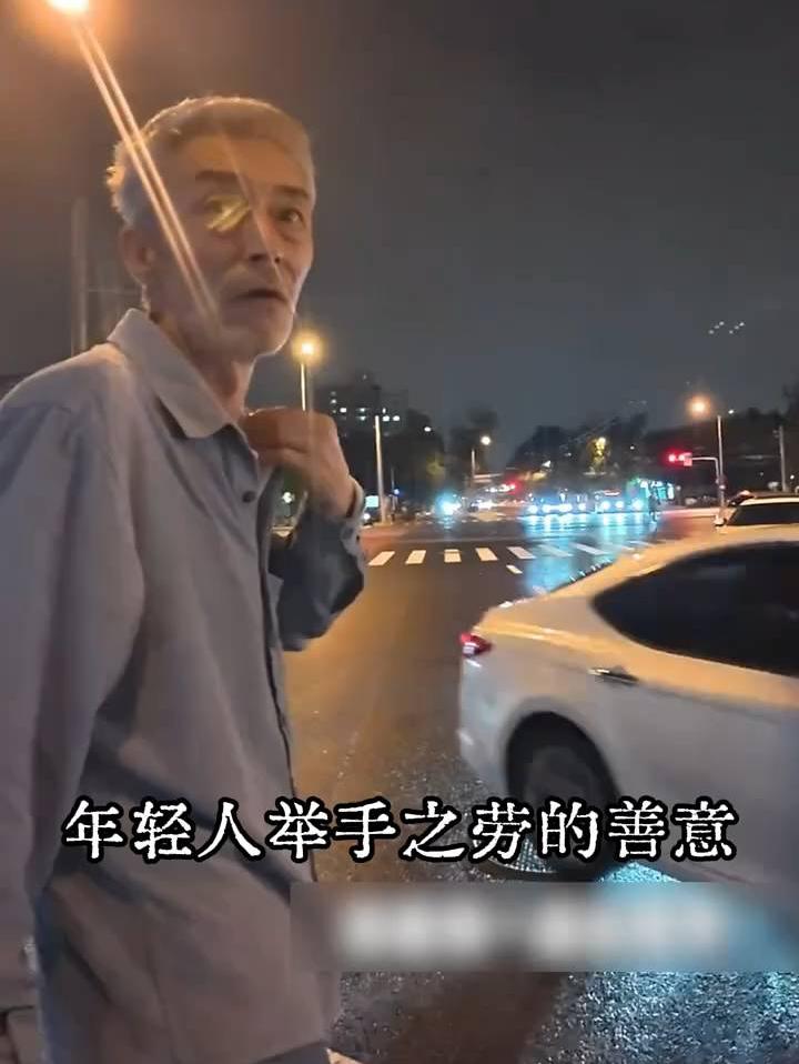 听完爷爷讲话，我踢着正步行着礼出去了   （素材来源：至少我开枪了）