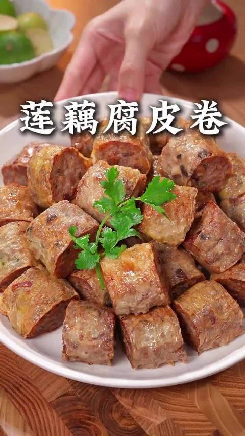 莲藕腐皮卷 老话说：莲藕最养人，把莲藕倒进肉末里面给它拌一拌，出锅呢，就是一道星级酒店的招牌菜