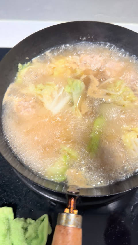 #老干妈日销售额从万元跌至千元#以前老干妈是我一直很爱的佐饭神器，炒饭炒面总爱加一点，这两年确实吃得