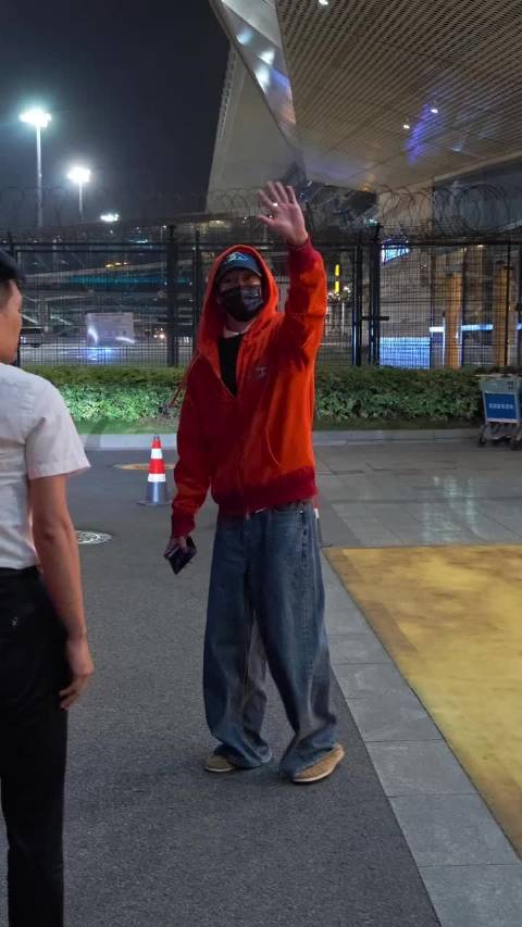 于适橘色卫衣造型到达厦门，刚走出贵宾厅就东张西望的找他的小鱼儿们
