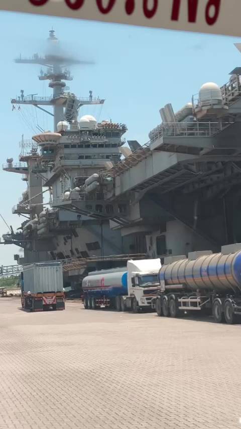 #武器装备# 林肯号USS Abraham Lincoln CVN-72）是核动力航母，无需添加动力