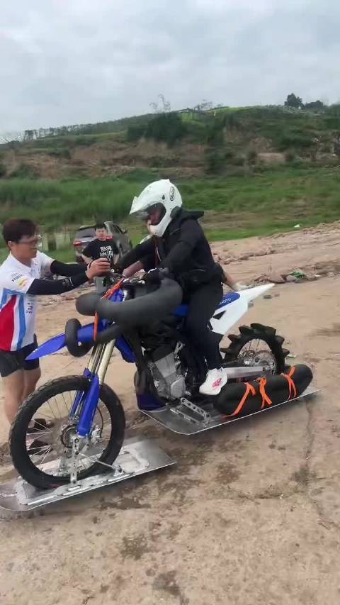 张雪驾驶自己家新出的越野摩托，挑战水上漂，跑直线摩托艇都追不上他[允悲] 网友神评：以后登陆台湾岛就