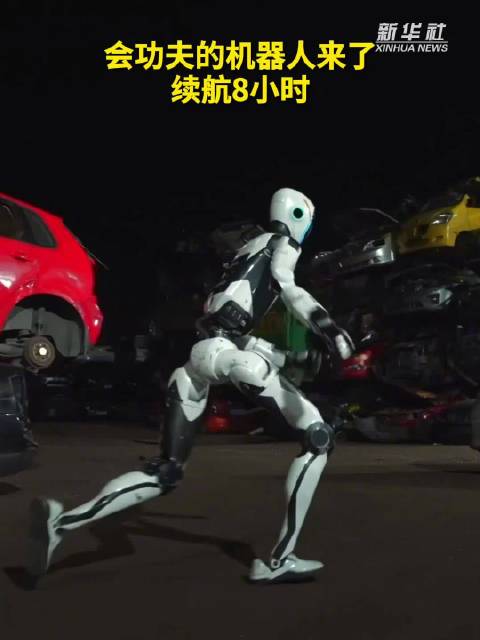 【飒！#会功夫的机器人来了#】#国产人形机器人秀硬核功夫# 10月21日，宇树科技发布“H2-X 功