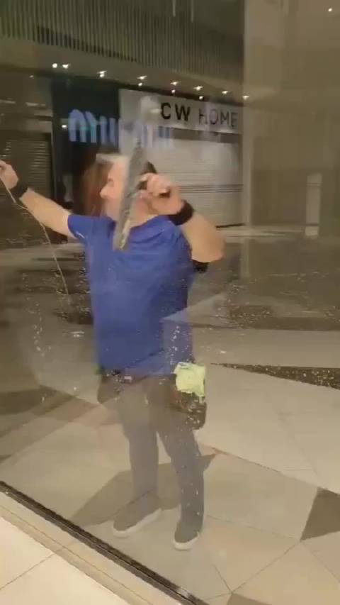 这个大叔把擦玻璃变成了艺术  ​​​