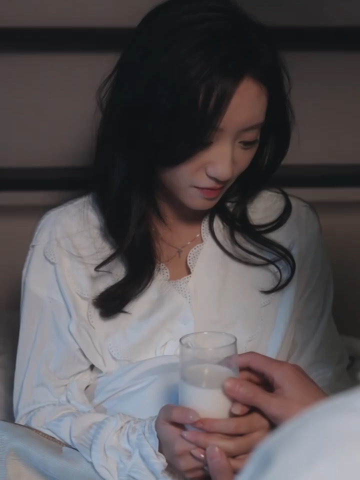 她怀孕时总梦到母亲让她快跑，丈夫反常举动让她起疑