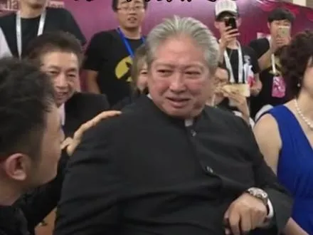 黄晓明片场偶遇洪金宝，蹲下打招呼嘘寒问暖，细节见人品