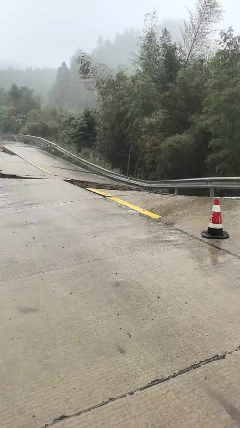 【紧急提醒】永泰嵩口往佳洋秀岩方向路面开裂滑塌！老乡开车回乡途中拍下现场。假期雨天，山体不稳，请过往