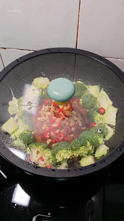 减脂餐里最简单的一道菜！金针菇西兰花焖鸡胸肉