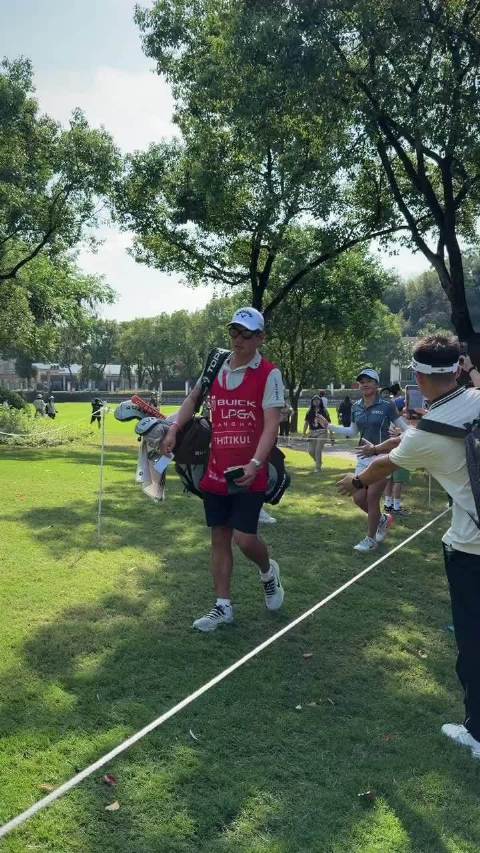 #你的高尔夫#LPGA移动日，佘山5号洞PAR4，殷若宁与提提库开球决策各异。职业球员面对同洞如何准
