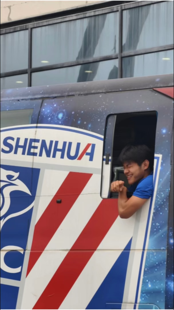 申花小将韩嘉文与球迷热情互动