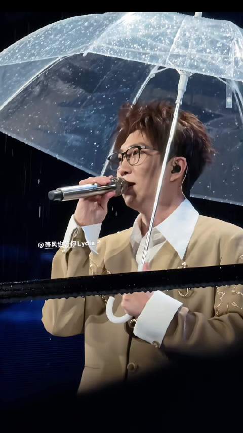 就这样共淋一场瓢泼大雨氛围感拉满#毛不易演唱会现场好大的雨##毛不易[超话]#  ​​​