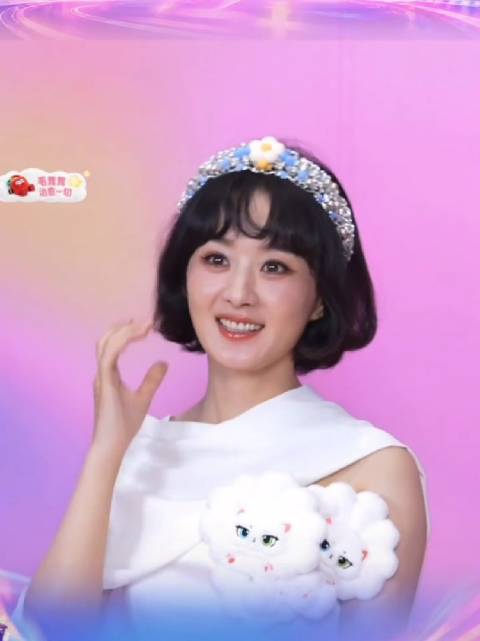 赵丽颖的发型是仇人做的吗？很显年纪而且显疲惫，身边没有人提醒她不好看吗……审美很难评 #赵丽颖 发型