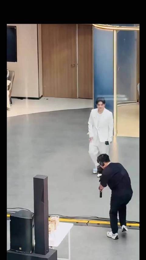 #樊振东化身白马王子#正能量满满的樊振东爱你们哟，你们都是最棒的。东东加油，他这一路真的太不容易了