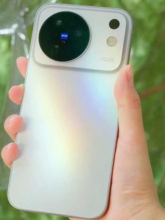 手握vivo X500 晴天✨自带虹光