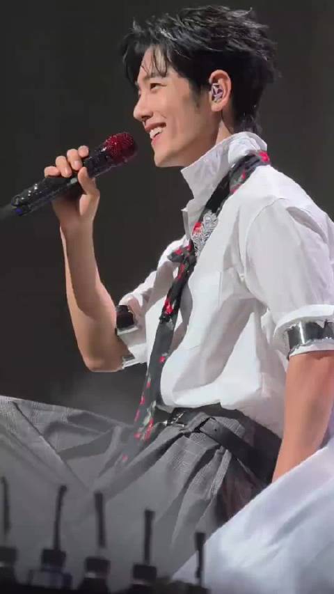 #肖战谁教你们这么互动的#戏里戏外都强制爱[偷笑]