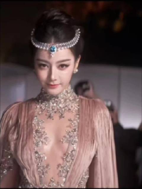 #VOGUE红毯# 热巴开毯排面拉满，身穿Zuhair Murad 2026秋冬高级定制亮相VOGU
