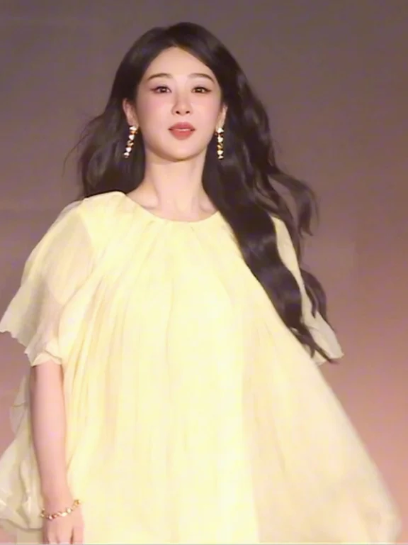 全天下最适合明黄色之人出现了…💛