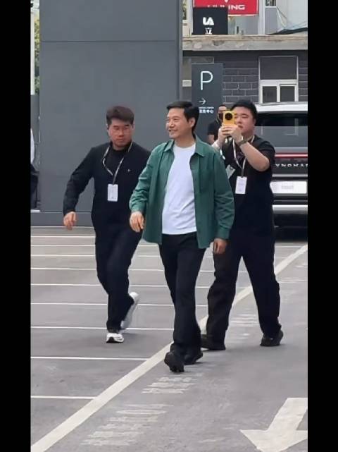 #雷军为澎程车主开车门#这段有点帅哦[污][污][污]  ​​​