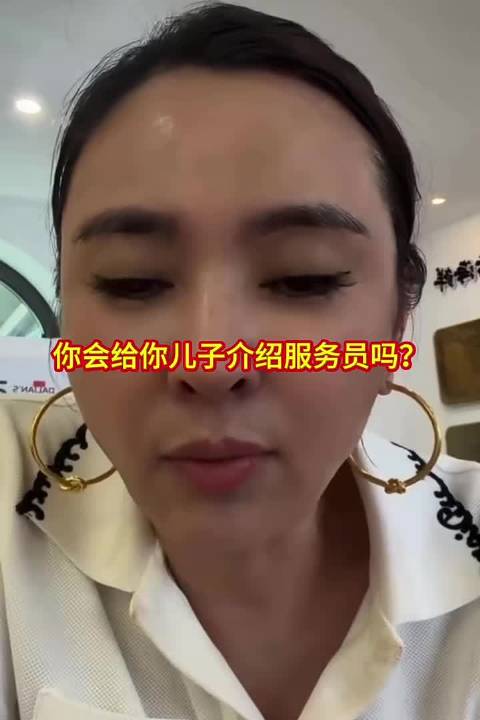 崔晋说当年参加变形记就是想火：一句“我就是想火”撕开节目滤镜。所谓的城市少年蜕变改造，在崔晋这里，当