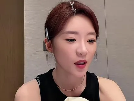 张月直播唱《我还年轻》 自带混响好好听