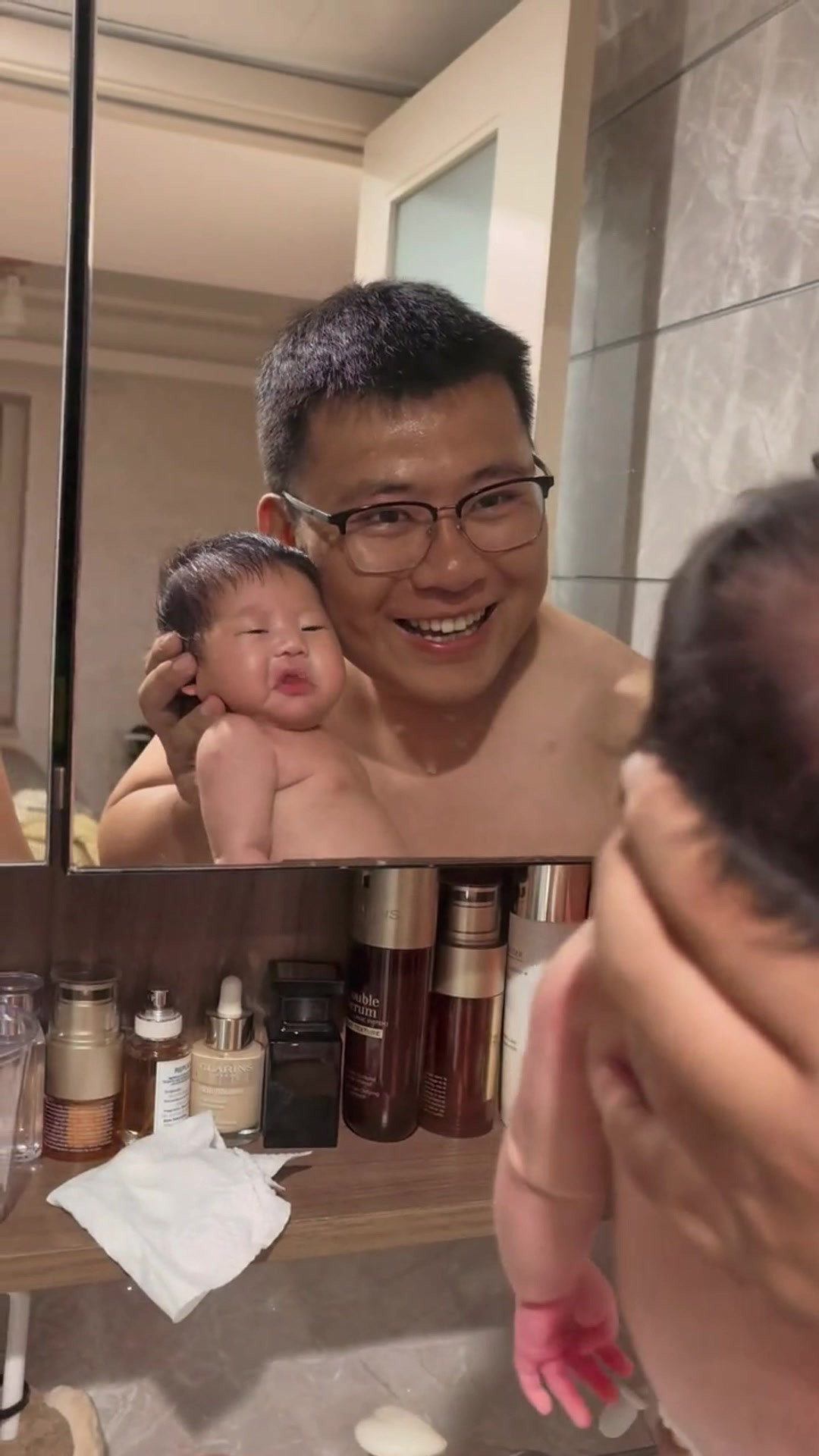 带着小棉袄照镜子，谁料孩子表情充满不屑，她好像有点不服
