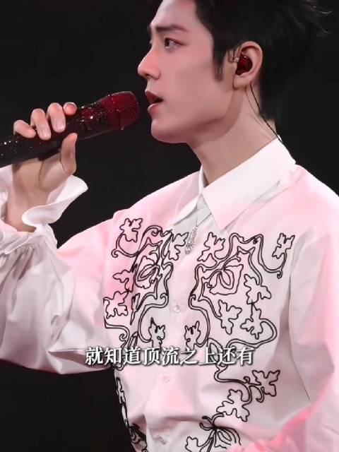 #肖战演唱会好端端的坏起来了#  顶流演唱会热度拉满，圈内人也难逃抢票困境，全员被这场演出狠狠“逼疯