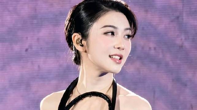 我那个去当草莓音乐节志愿者的朋友，见到薛凯琪本人后，回来激动的跟我说，以后不要再叫她美女，叫她冻龄女