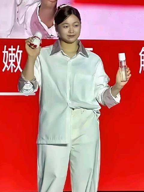 11个月没打国际赛，全红婵的代言反而越签越快。这事，才真反常！10月18日，她现身上海。扎起小辫，跳