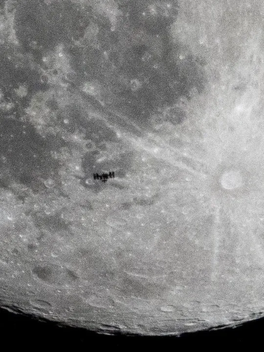 中秋偶遇宇宙飞船与月球0.63秒的邂逅！ 2026年09月25日22:08分，我在海南琼海中秋赏月，