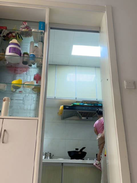 #一分钟精选视频扶持计划#第一次拍摄抱娃做饭视频，不熟练