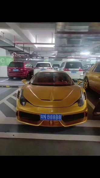 地库偶遇黄金双车 法拉利458搭配劳斯莱斯幻影 全车金色定制，一台激情超跑，一台顶级豪华轿车 经典自