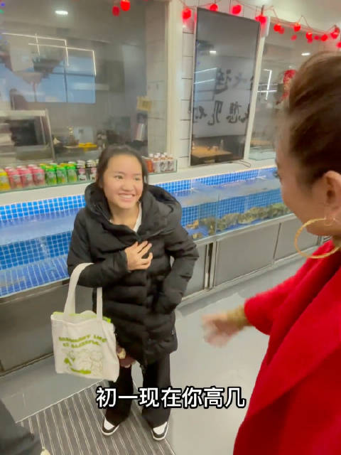 晋妈说给优优买别墅跟面馆是假的，晋妈是个善良有爱的人，优优也很懂事。看她平时穿的就知道，这一段能看出