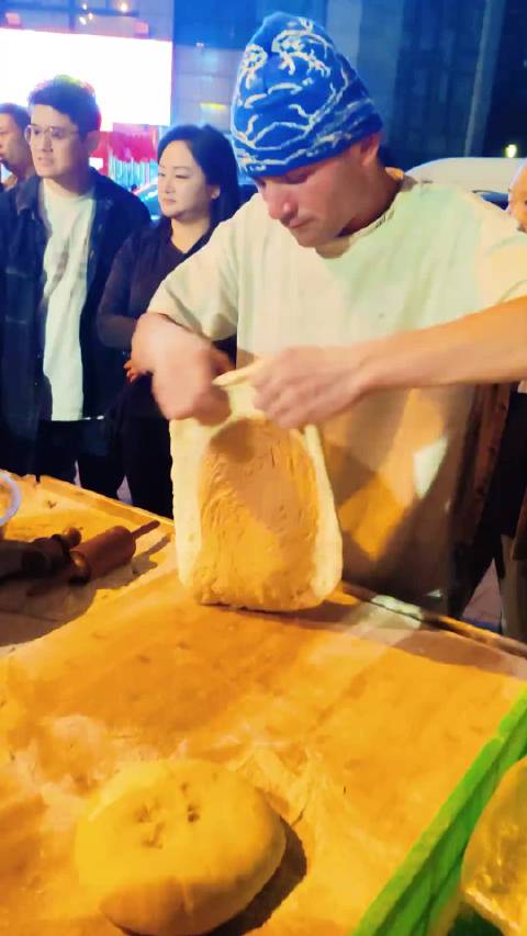 #西安阿达西烤馕#脸盆那么大的烤馕4块钱一个，10块钱三个，阿达西特别辛苦，从19点开始打馕一直忙到
