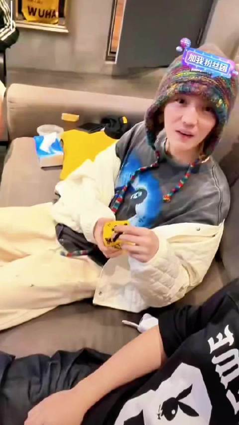 💠看陈赫直播好像看了一期五哈一样[笑cry] 能感觉到陈赫跟鹿晗关系很好，一直怼来怼去的哈哈哈～一般