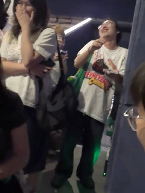 好了好了，这下坏了，让他们看牛来的人交上朋友了，这么多人能都是托吗