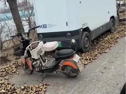 前面都堵路了，这回跑不了了