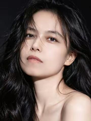 人要心静，言多必失。喋喋不休不如观心自省，埋怨他人不如即听即忘。能干扰你的，往往是自己的太在意，能伤